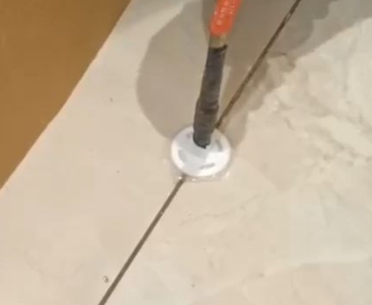 米林瓷砖空鼓维修公司专业解答瓷砖在铺贴过程中，如果没有涂抹均匀到位的粘结材料（如水泥砂浆或瓷砖胶），可能会导致以下问题